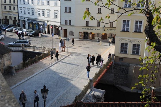 Mstek pes íku ertovku spojující ulice U Luického semináe a Na Kamp v...