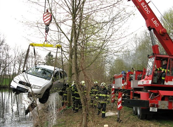 Hasii spolu s vodní záchrannou slubou lovili utopené auto z eky Jizery u...