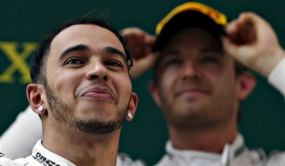 ÚSMV VÍTZE. Lewis Hamilton na stupních vítz Velké ceny íny. Za ním stojí...