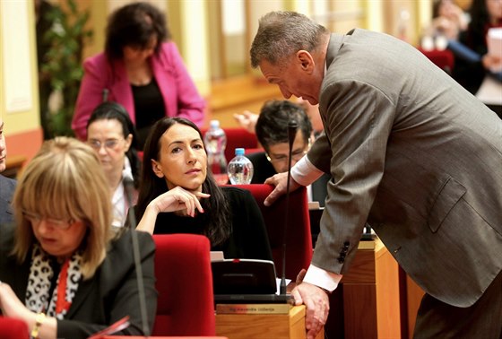 Pratí opoziní zastupitelé se pokouí na mimoádném jednání praského...