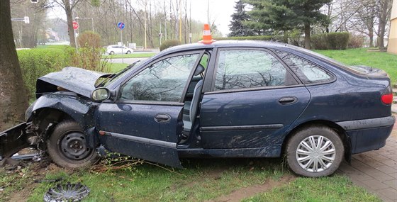 Renault Laguna po nárazu do stromu v Havíov. (17. dubna 2015)