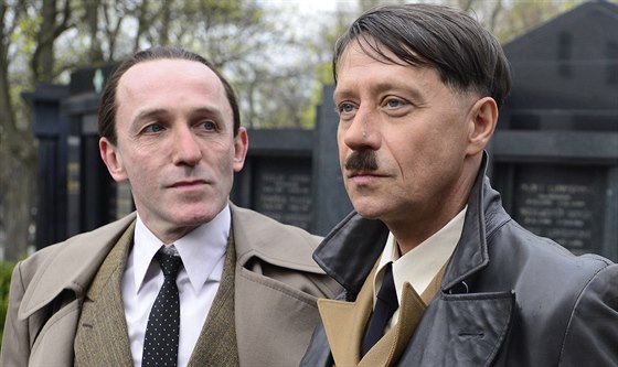 Karl Markovicz (vlevo) jako Joseph Goebbels a Pavel Kí jako Adolf Hitler