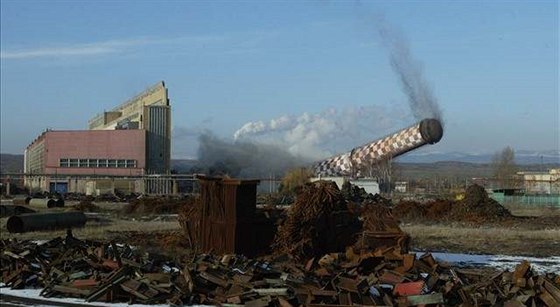 Bourání komína v Tuimicích - Stelmistr poslal k zemi dvousetmetrov&#253;...