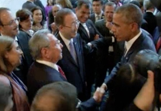 Americký prezident Barack Obama a nejvyí pedstavitel Kuby Raúl Castro se...