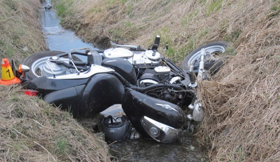 Zatímco motorka doklouzala do píkopu a do pole, její ofér u takové tstí neml. Zstal zaklínn pod koly osobního auta a na míst zemel. Ilustraní snímek