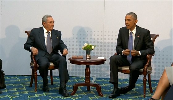 Barack Obama a Raúl Castro u jednoho stolu.