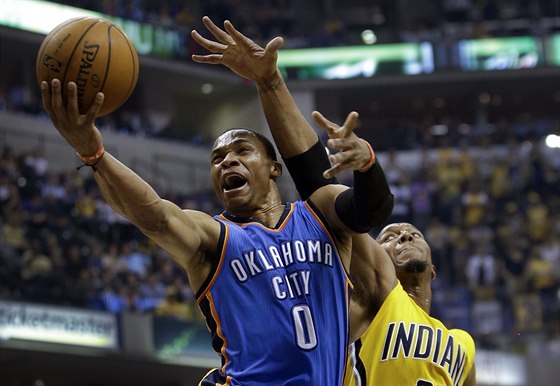 Russell Westbrook z Oklahoma City Thunder zakonuje, brání ho David West z týmu...