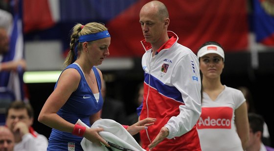 PLÁCNEME SI. Petra Kvitová a Petr Pála v semifinále Fed Cupu.