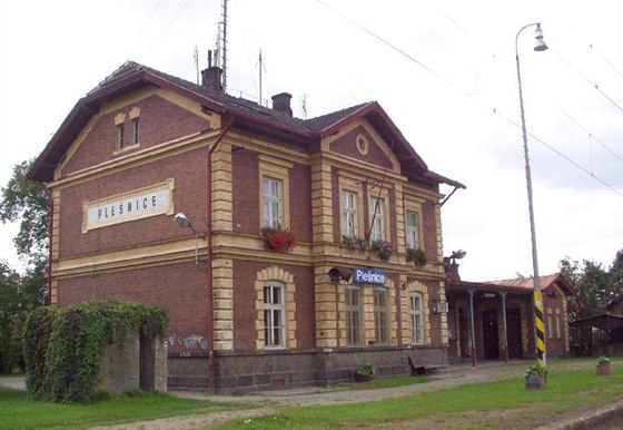 Na prodej je napíklad výpravní budova v Plenicích na Plzesku.