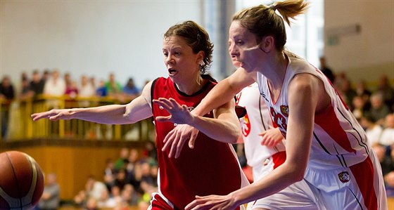Nymburská basketbalistka Veronika Bortelová (vlevo) v zápase s Hradcem Králové.