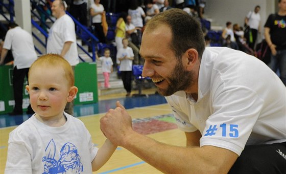 Dínský basketbalista Jakub Houka se synem.