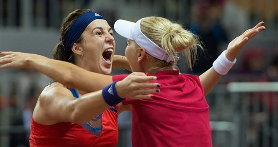Ruské tenistky Anastasia Pavljuenkovová (vlevo) a Jelena Vesninová se radují z...