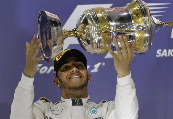 Lewis Hamilton s trofejí pro vítze Velké cen Bahrajnu.