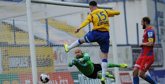 Roman Potoný (ve lutém) z Teplic pálí na plzeského brankáe Petra Bolka,...