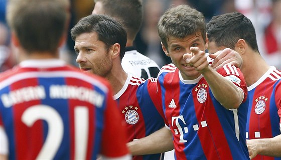 HEJ, TY TAM! Thomas Müller (vpravo) z Bayernu Mnichov zaívá chvíle radosti po...