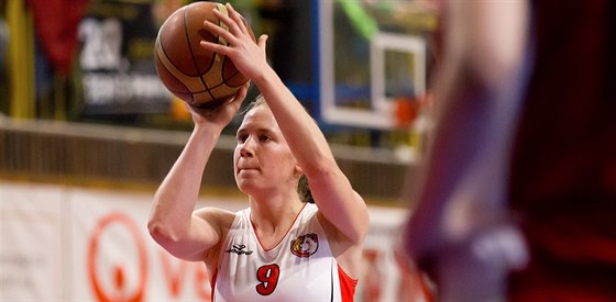 Hradecká basketbalistka Tereza Kuthanová v akci proti Nymburku