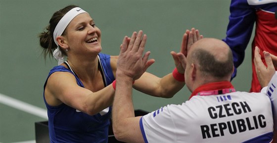Lucie afáová slaví první bod v semifinále Fed Cupu proti Francii.