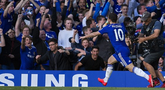 Eden Hazard z Chelsea mohutn oslavuje s fanouky gól proti Manchesteru United.