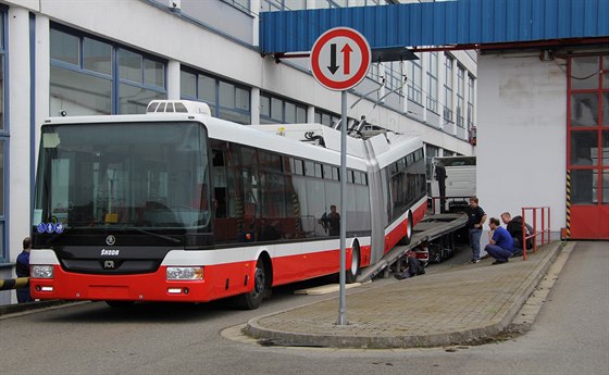 Nový kloubový trolejbus dorazil do Brna.