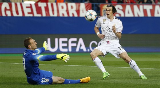 VELEANCE. Jan Oblak, gólman Atlétika Madrid, vyráí stelu Garetha Balea z...