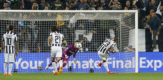 SKVLE KOPNUTÁ PENALTA. Arturo Vidal (vpravo) posílá Juventus do vedení 1:0 nad...