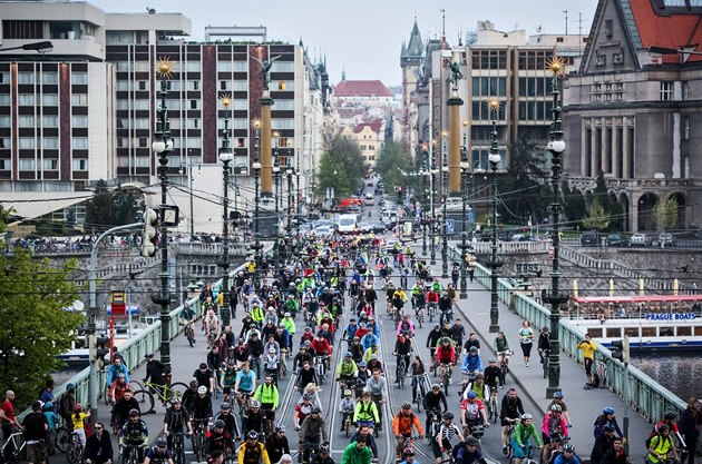 Ji tradiní Velká jarní cyklojízda Prahou, které se zúastnily tisíce lidí,...