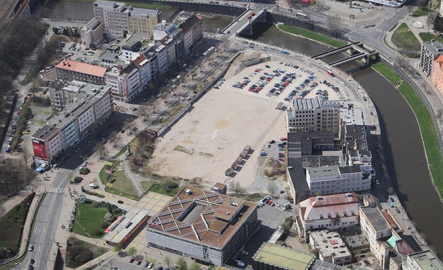 Místo po zbouraném Domu kultury Inwest v Plzni (16. dubna 2015)