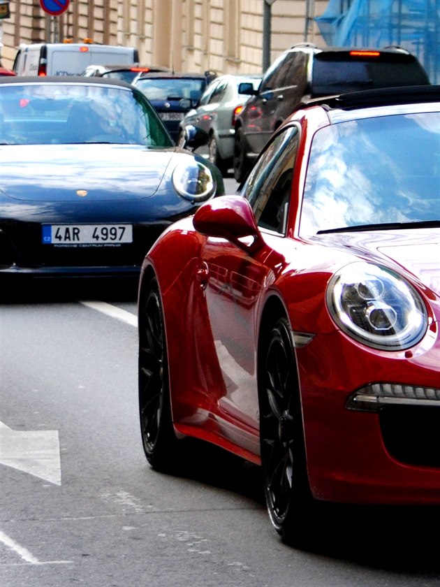 Spanilá jízda voz znaky Porsche se uskutenila dnes v Praze. Automobily vyrazily od areálu obchodního centra Arkády Pankrác a pes zastávku na Václavském námstí se vrátily zpt. Akce doplnila výstavu V zajetí Porsche. Prvod vozidel budil po Praze zn