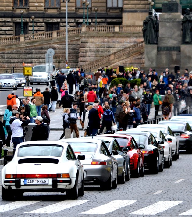 Spanilá jízda voz znaky Porsche se uskutenila dnes v Praze. Automobily vyrazily od areálu obchodního centra Arkády Pankrác a pes zastávku na Václavském námstí se vrátily zpt. Akce doplnila výstavu V zajetí Porsche. Prvod vozidel budil po Praze zn