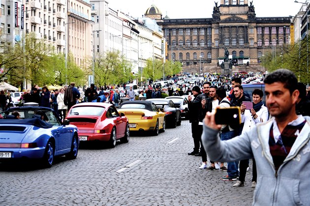 Spanilá jízda voz znaky Porsche se uskutenila dnes v Praze. Automobily vyrazily od areálu obchodního centra Arkády Pankrác a pes zastávku na Václavském námstí se vrátily zpt. Akce doplnila výstavu V zajetí Porsche. Prvod vozidel budil po Praze zn