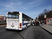 Autobus musí obas stát i ve vozovce. idi se musí vtsnat mezi dva autobusy....