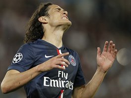 TAKOV KODA. Edinson Cavani, tonk Pae St. Germain, lituje promarnn...