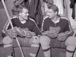 Hokejoví brati Jií (vlevo) a Jaroslav Holíkovi hráli jak za eskoslovenskou...