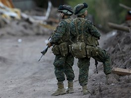 Vojáci hlídkují ped povodnmi postienou oblastí v San Antoniu (10. dubna...