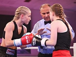 Fabiana Bytyqi (vlevo) pi zpase v profesionlnm ringu naslouch pokynm...