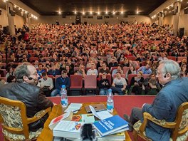 Lawrence Krauss a Richard Dawkins (vpravo) bhem dialogu o potcch ivota...