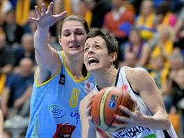 Ilona Burgrov (vlevo) z USK Praha brn Miljanu Bojoviovou z Fenerbahce...