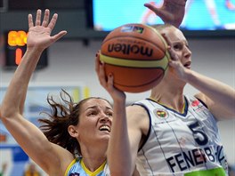 Laia Palauov (vlevo) z USK Praha brn Agnieszku Bibrzyckou z Fenerbahce...