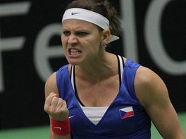 Lucie afáová se raduje z dobrého míku v duelu s  s Caroline Garciaovou  z...