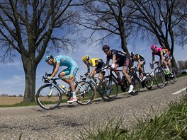 Cyklist na trati ardnsk klasiky Amstel Gold Race. Zleva Laurens De Vreese,...