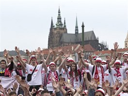 Slávistití fanouci bhem pochodu na Letnou s panoramatem Praského hradu