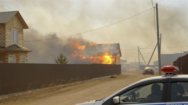 Rozshl lesn pory na jihu Sibie se vymkly kontrole a ohrouj dal obydlen msta. (14. dubna 2015)