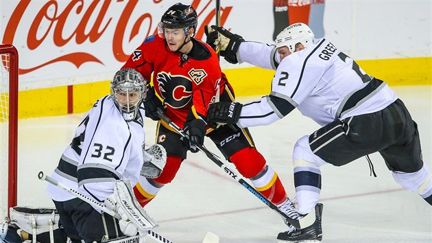 Ji Hudler z Calgary bojuje  ped brankou Los Angeles. Ohl se brank Jonathan Quick, eskho tonka zkou odtlait Matt Greene.