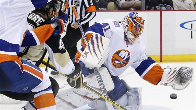 Po puku se natahuje brank Jaroslav Halk z NY Islanders.