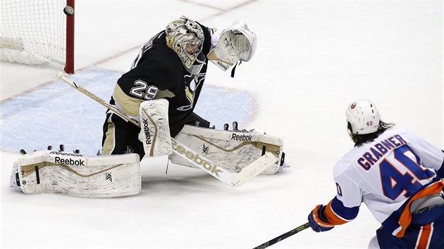 Michael Grabner z NY Islanders pekonvMarca-Andre Fleuryho v brance Pittsburghu.