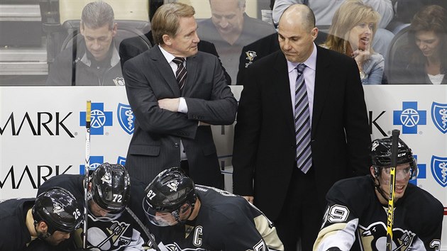 RAD SE HRI I TRENI. Nahoe kou Pittsburghu Mike Johnston (vlevo) a jeho asistent Rick Tocchet. Dole hri kolem kapitn Crosbyho (druh zprava).