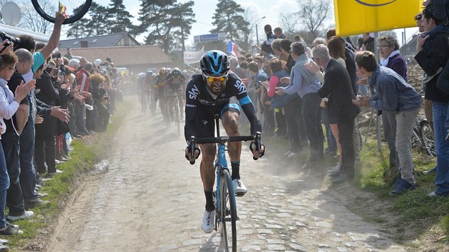 Bradley Wiggins se za mohutnho povzbuzovn divk pere s dlaebnmi kostkami ve slavnm zvod Pa-Roubaix.