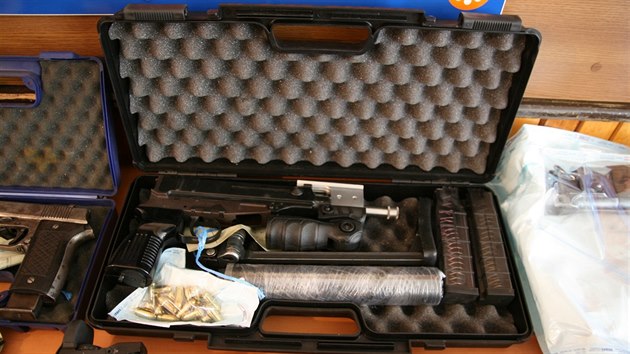Zbran a munice nalezen v dln pod obchodnm centrem