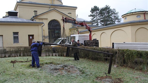 Umstn netradinho nhrobku na hromadn hrob stedovkch m욝an v Dn pemstnch z pvodnho pohebit na Marinsk louce.