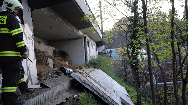 Pratí hasii zasahovali 19. dubna ráno v Chotkov ulici, kde vypadl z mostní...